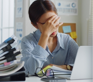 転載に追われ頭を抱える人のイメージ