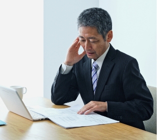 見積書や指示書が見つからず頭を悩ますイメージ